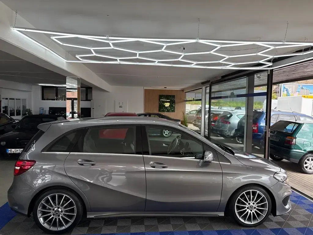 Gebraucht Mercedes B200 Style 156 PS (114 kW) 2018 Grau Kleinwagen
