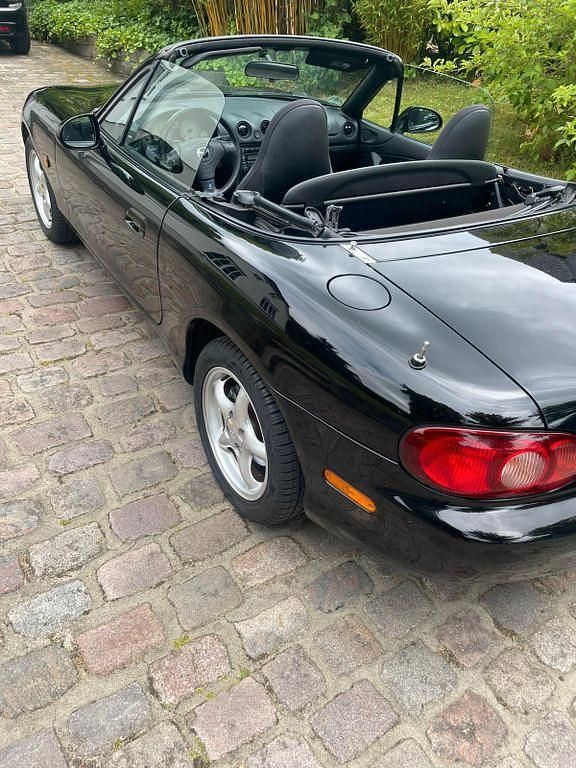 Second-hand Mazda MX5 110 CP (80 kW) 2001 Negru Cabrio