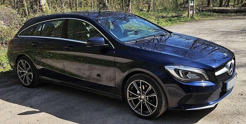 Blau Gebraucht 2017 Mercedes CLA180 Urban Limousine | 15.900 € (Guter Preis) - Bild 1/2