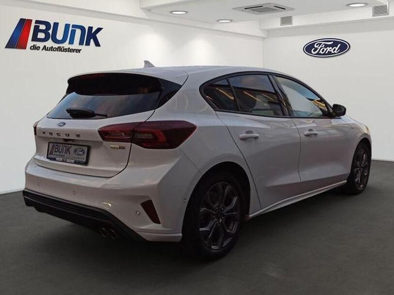 Gebraucht Ford Focus ST-Line 125 PS (91 kW) 2023 Frozen white (pn3gz) Limousine