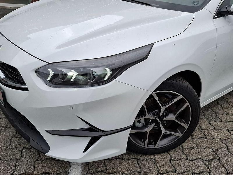 Neu Kia Ceed Platinum 140 PS (102 kW) 2025 Weiß Kleinwagen