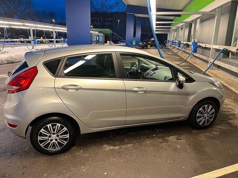 Gebraucht Ford Fiesta Titanium 82 PS (60 kW) 2010 Silber Kleinwagen