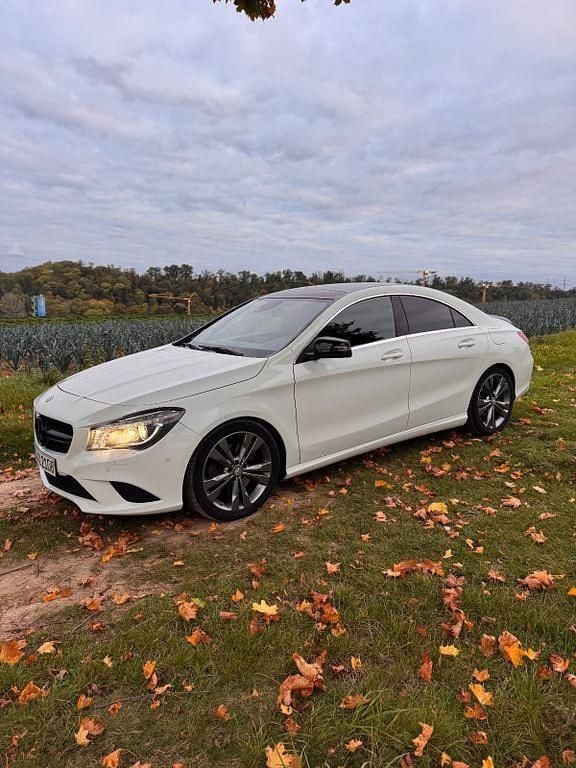 Weiß Gebraucht 2014 Mercedes CLA250 Urban Limousine | 13.999 € (Guter Preis) - Bild 1/4