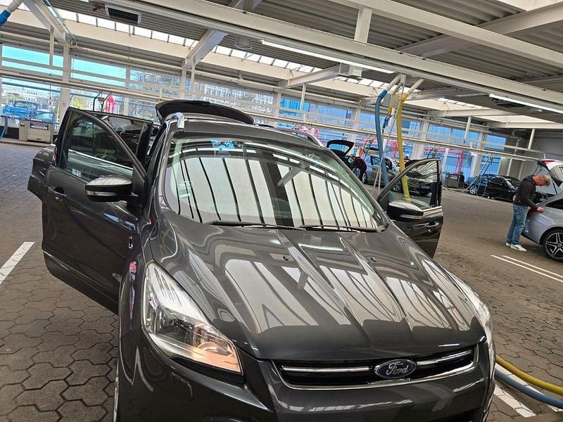 Gebraucht Ford Kuga Titanium 150 PS (110 kW) 2016 Grau SUV