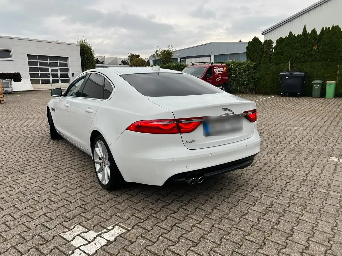 Gebraucht Jaguar XF 180 PS (132 kW) 2018 Weiß Limousine