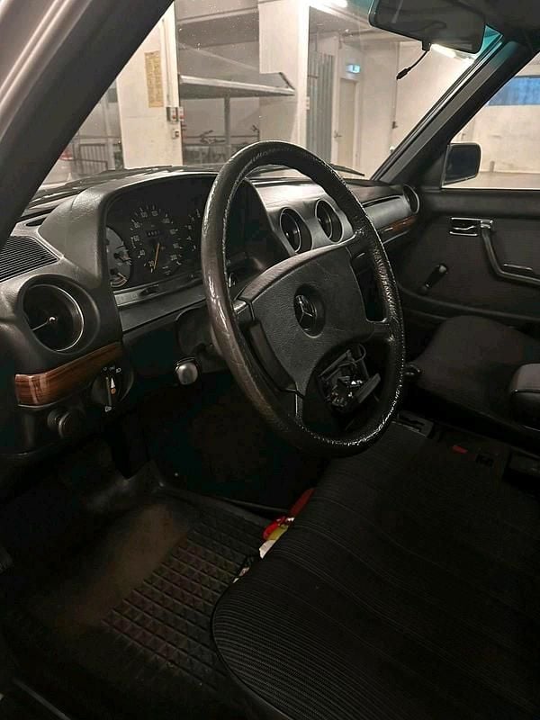 Używany Mercedes E230 136 KM (100 kW) 1982 Srebrny Sedan/Limuzyna