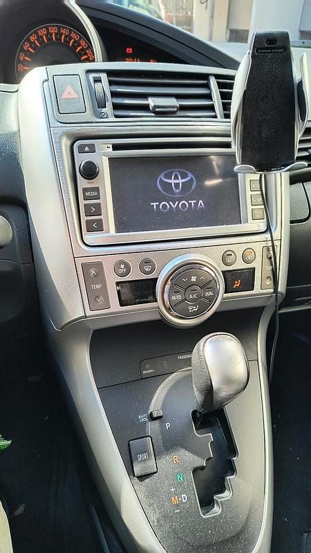 Gebraucht Toyota Verso 150 PS (110 kW) 2012 Grau Van / Kleinbus