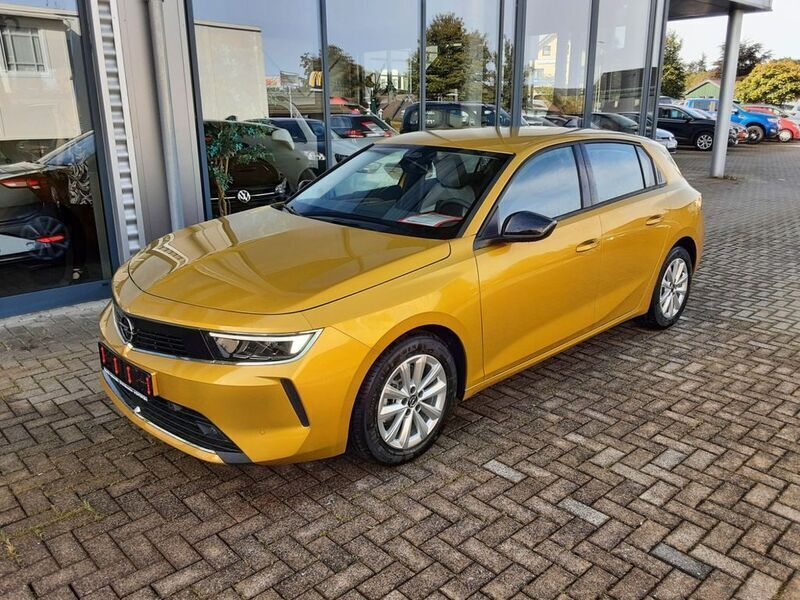 Kultgelb (metallic) Gebraucht 2023 Opel Astra Enjoy Limousine | 19.990 € (Guter Preis) - Bild 1/4