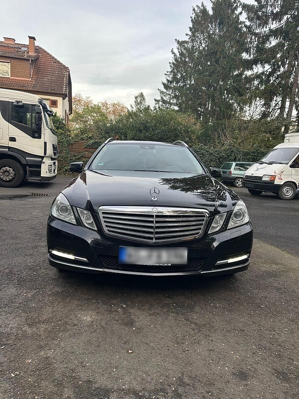 Gebraucht Mercedes E220 170 PS (125 kW) 2011 Schwarz Kombi