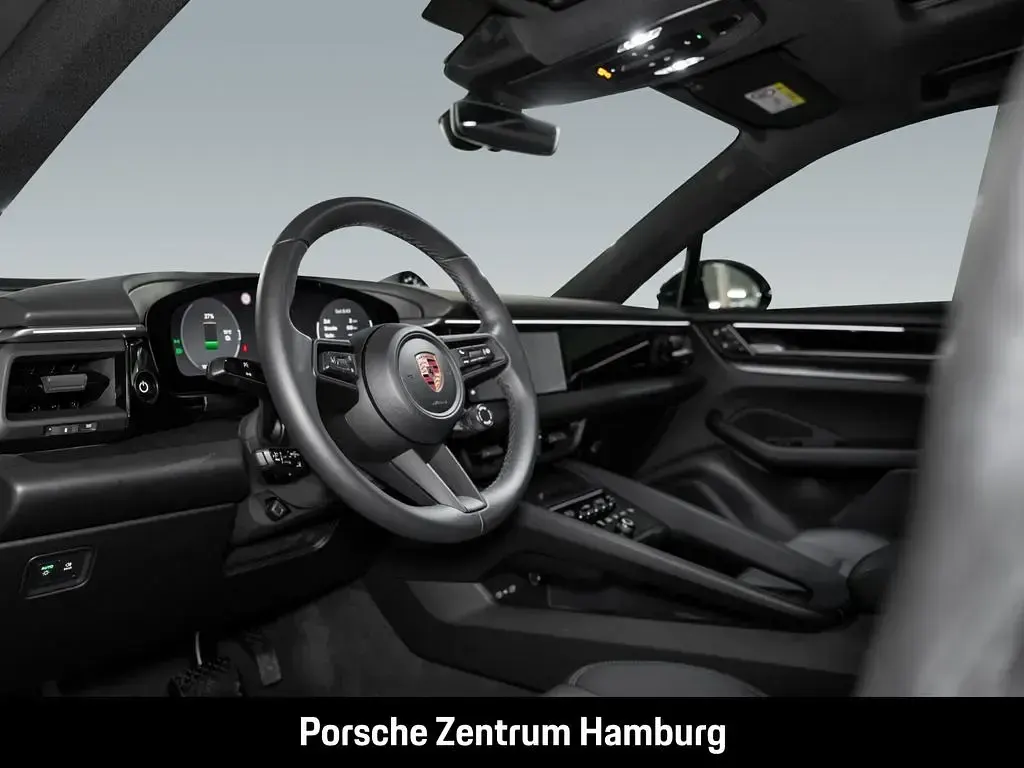 Second-hand Porsche Macan 4 Electric 300 kW (408 CP) 2025 Negru SUV