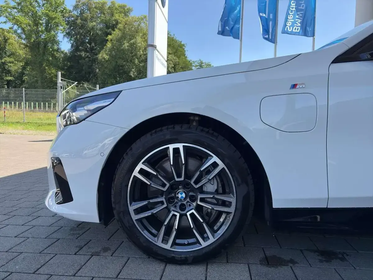 Gebraucht BMW 550e M Sport 489 PS (359 kW) 2025 Weiß Kombi