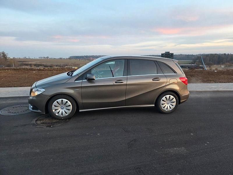 Gebraucht Mercedes B180 122 PS (89 kW) 2012 Braun Van / Kleinbus