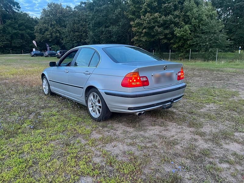 Second-hand BMW 325 192 CP (141 kW) 2001 Argintiu Berlinǎ