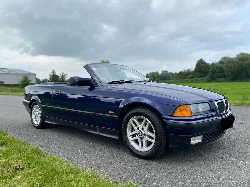 Blau Gebraucht 1997 BMW 318 Cabriolet Cabrio | 5.500 € (Etwas zu teuer) - Bild 1/4