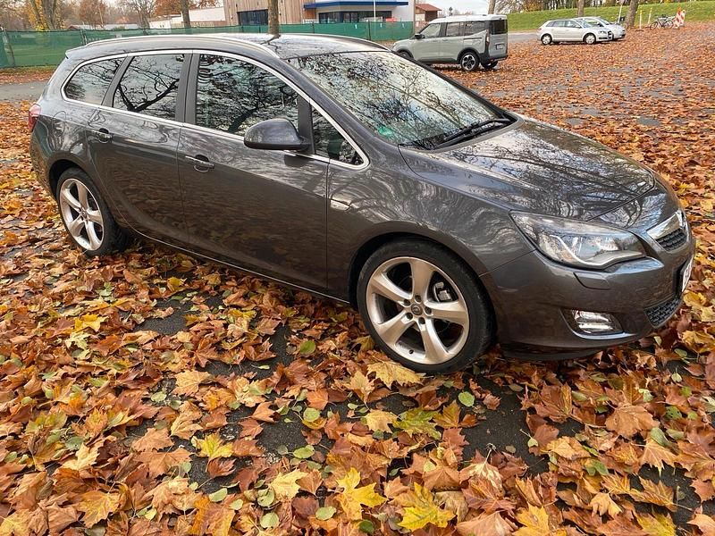 Grau Gebraucht 2011 Opel Astra Kombi | 5.199 € (Fairer Preis) - Bild 1/4