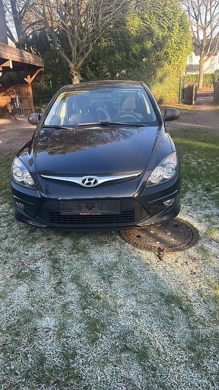 Schwarz Gebraucht 2011 Hyundai i30 Limousine | 3.200 € (Fairer Preis) - Bild 1/4