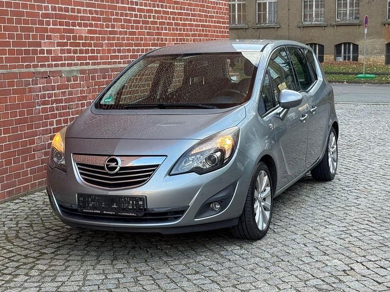 Grau Gebraucht 2012 Opel Meriva Color Edition Van / Kleinbus | 2.499 € (Superpreis) - Bild 1/4