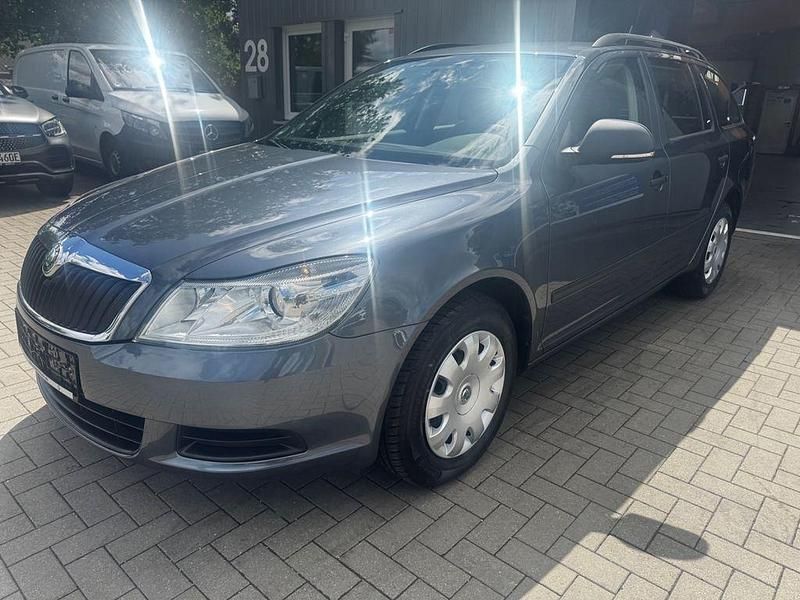 Grau Gebraucht 2013 Skoda Octavia Ambition Kombi | 7.990 € (Guter Preis) - Bild 1/4