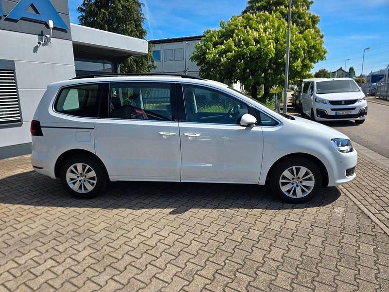 Gebraucht VW Sharan Comfortline 150 PS (110 kW) 2019 Weiß Van / Kleinbus