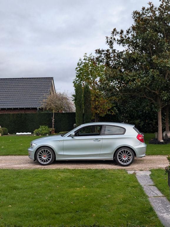 Grün Gebraucht 2009 BMW 116 Advantage Kleinwagen | 6.199 € (Teuer) - Bild 1/4