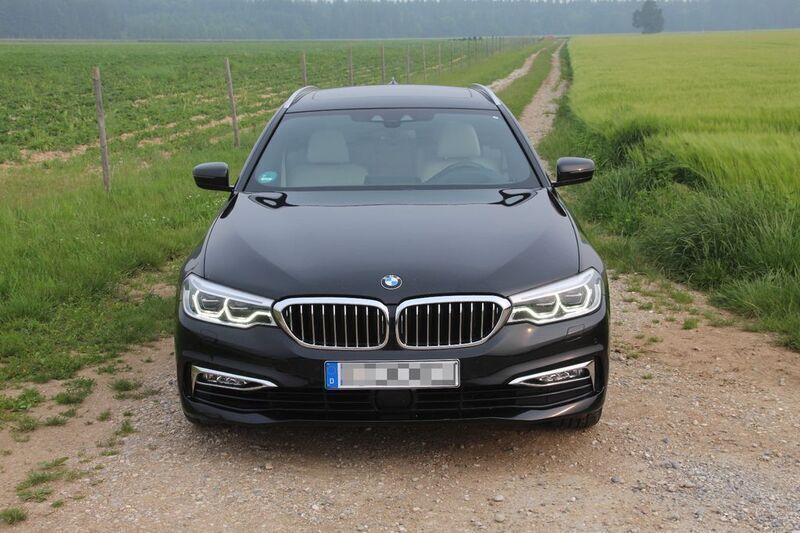 Schwarz Gebraucht 2018 BMW 530 Luxury Line Kombi | 28.400 € (Teuer) - Bild 1/4