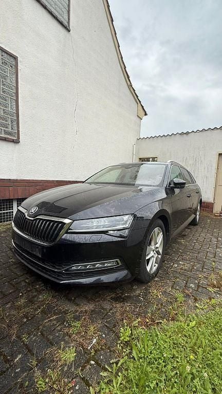 Schwarz Gebraucht 2022 Skoda Superb Premium Edition Kombi | 21.900 € (Superpreis) - Bild 1/4