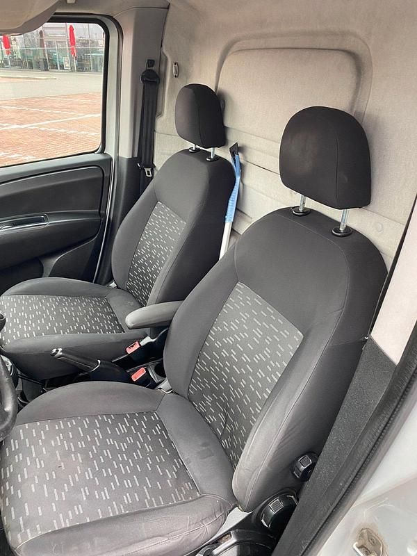 Second-hand Opel Combo 105 CP (77 kW) 2012 Argintiu Monovolum