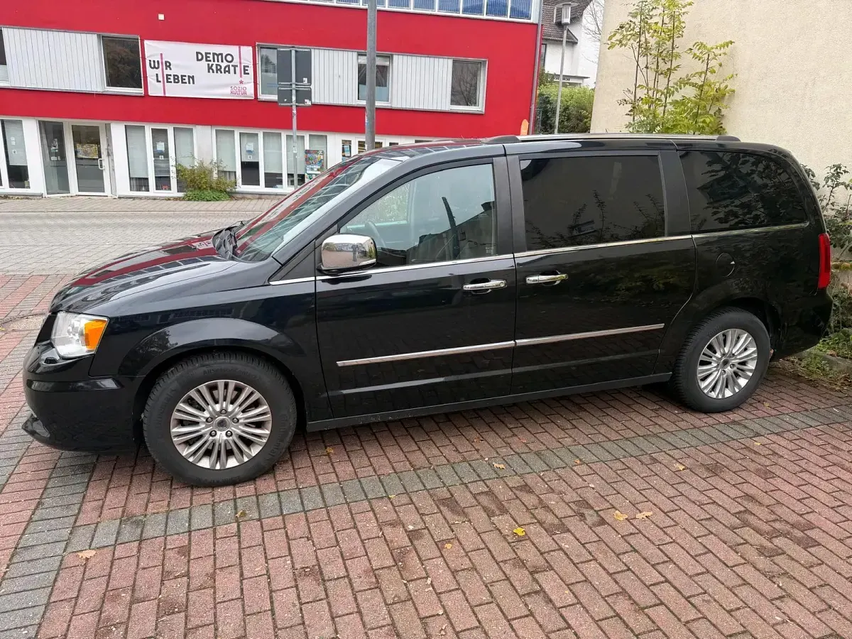 Gebraucht Lancia Voyager 180 PS (132 kW) 2015 Schwarz Van / Kleinbus