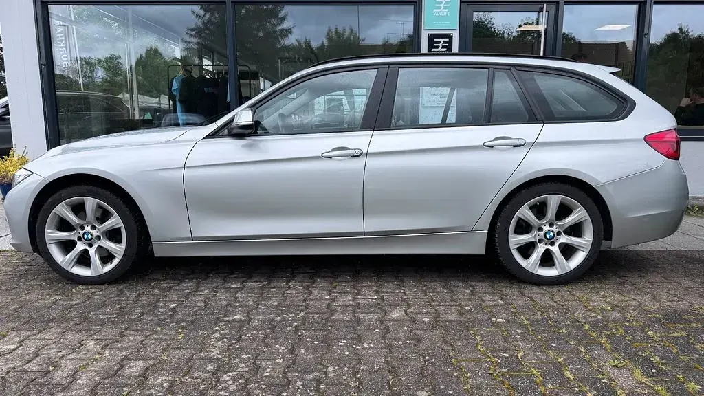 Gebraucht BMW 330 Advantage 258 PS (189 kW) 2016 Glaciersilber metallic Kombi