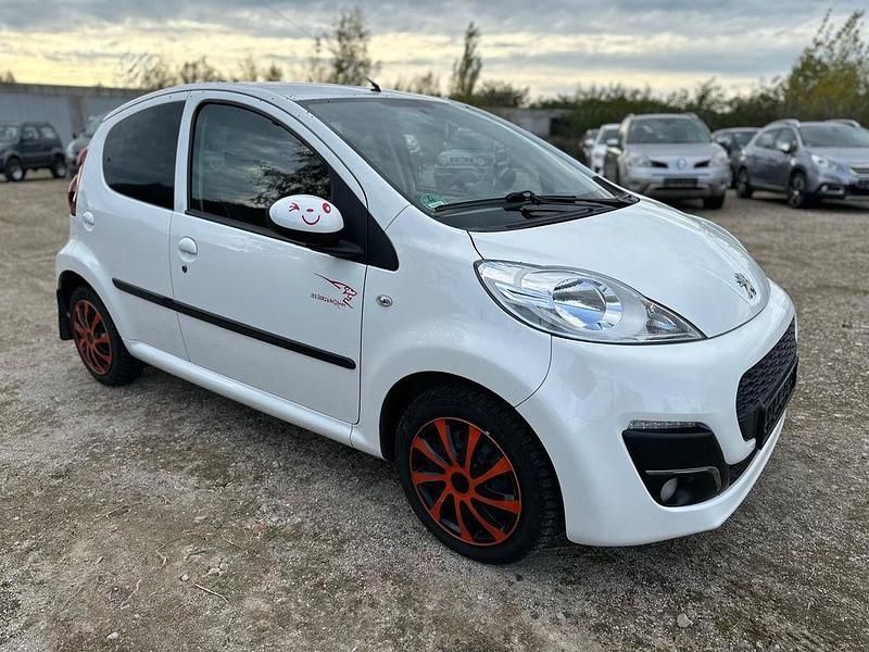 Weiß Gebraucht 2013 Peugeot 107 Active Kleinwagen | 3.999 € (Fairer Preis) - Bild 1/4