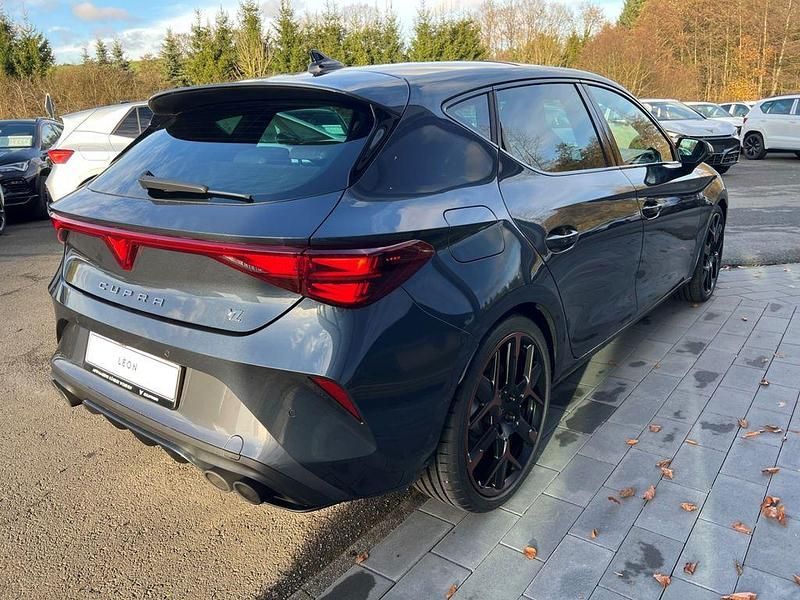Neu Cupra Leon VZ 300 PS (220 kW) 2025 Magnetic grau metallic Limousine