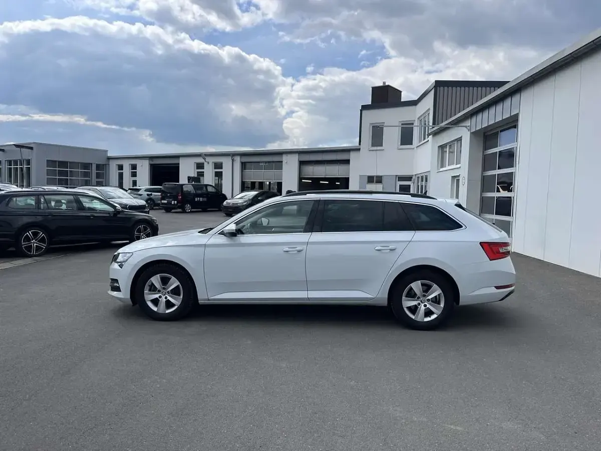 Gebraucht Skoda Superb Ambition 150 PS (110 kW) 2022 Weiß Kombi