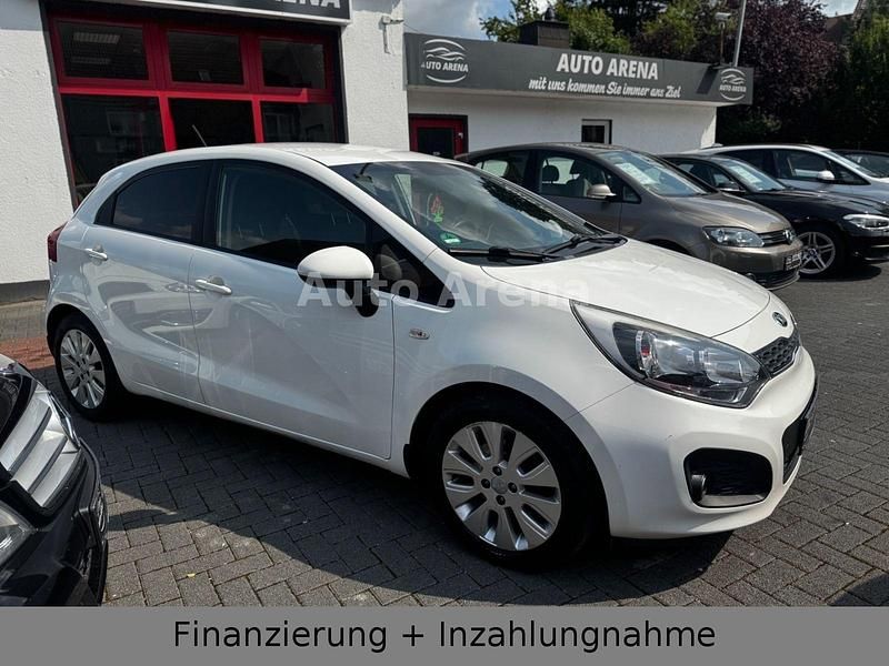Weiß Gebraucht 2013 Kia Rio FIFA World Cup Edition Limousine | 4.400 € (Fairer Preis) - Bild 1/4