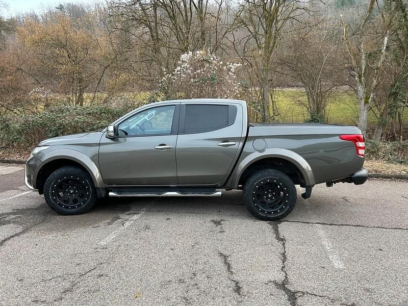 Gebraucht Mitsubishi L200 181 PS (133 kW) 2016 Andere farben Pickup
