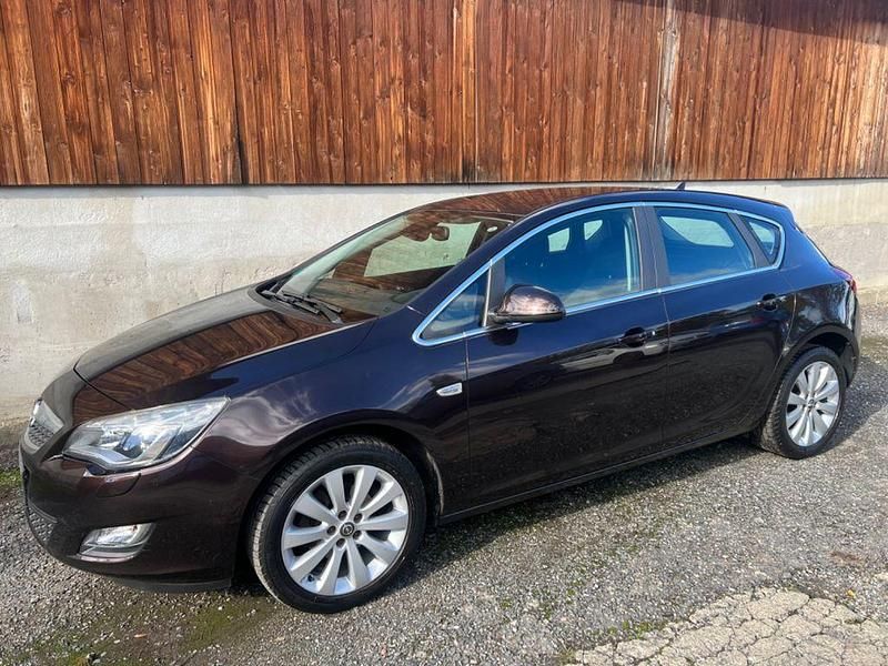 Braun Gebraucht 2012 Opel Astra Innovation Limousine | 5.555 € (Fairer Preis) - Bild 1/4