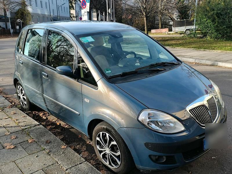 Grau Gebraucht 2005 Lancia Musa Van / Kleinbus | 2.000 € (Fairer Preis) - Bild 1/4