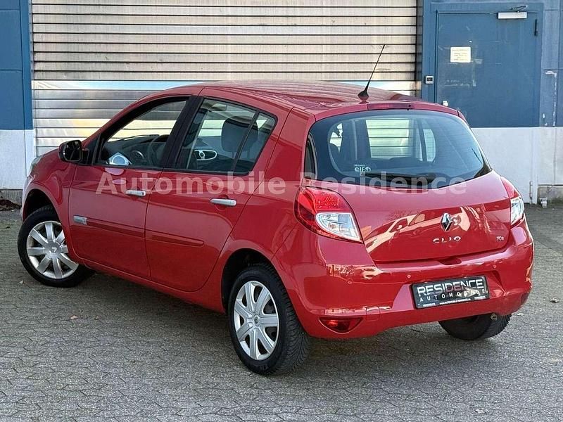 Gebraucht Renault Clio III Dynamique 103 PS (75 kW) 2011 Rot Kleinwagen