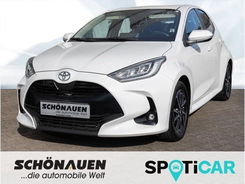 Weiss Gebraucht 2021 Toyota Yaris Club Limousine | 15.490 € (Fairer Preis) - Bild 1/4