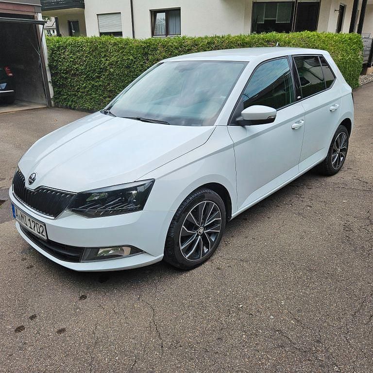 Weiß Gebraucht 2015 Skoda Fabia Limousine | 6.000 € (Guter Preis) - Bild 1/4
