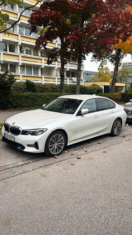 Weiß Gebraucht 2021 BMW 330e M Sport Limousine | 27.800 € (Superpreis) - Bild 1/4