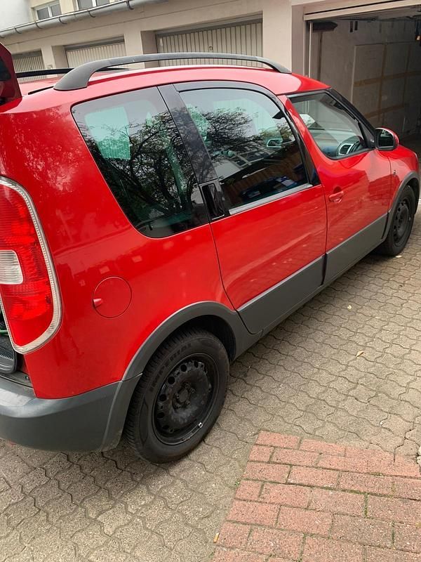 Rot Gebraucht 2009 Skoda Roomster Kombi | 1.000 € - Bild 1/4