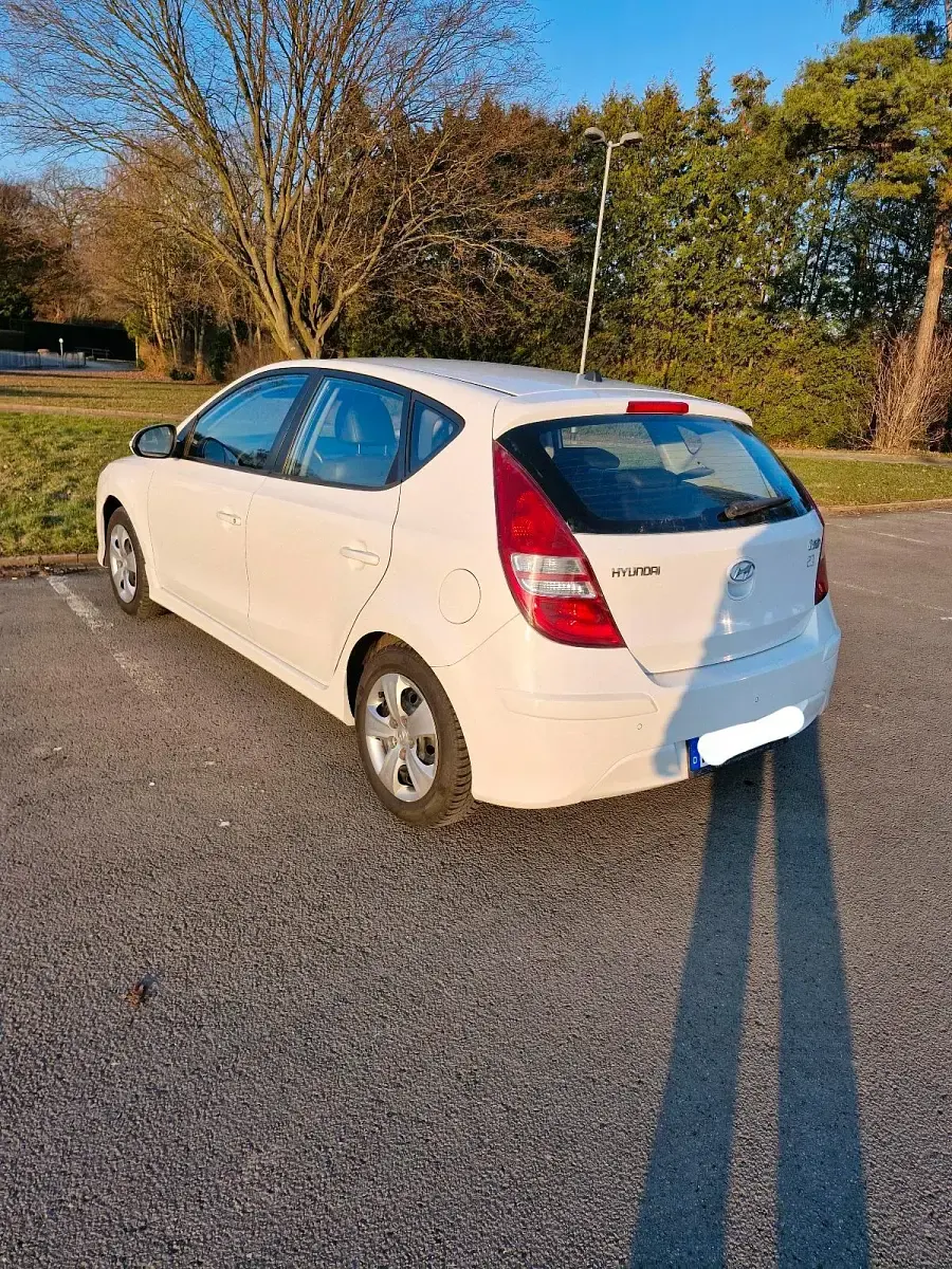 Gebraucht Hyundai i30 109 PS (80 kW) 2011 Weiß Kleinwagen