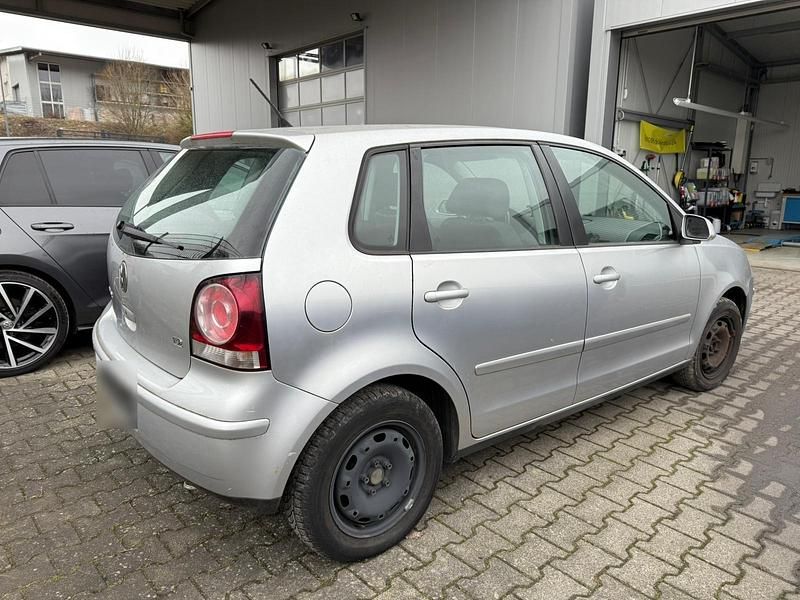 Used VW Polo 65 HP (47 kW) 2006 Silver Hatchback