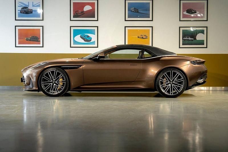 Gebraucht Aston Martin DB12 681 PS (500 kW) 2024 Braun Cabrio
