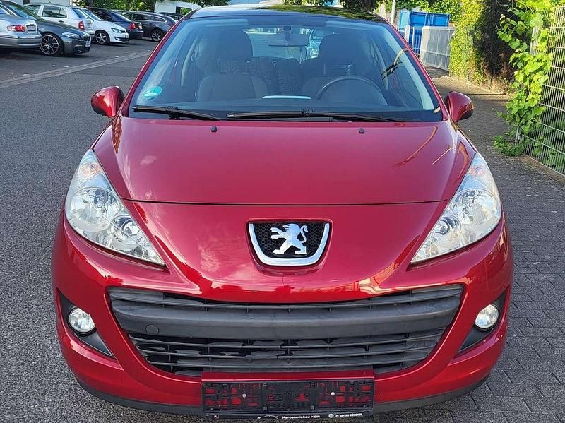 Gebraucht Peugeot 207 Tendance 95 PS (69 kW) 2010 Rot Limousine