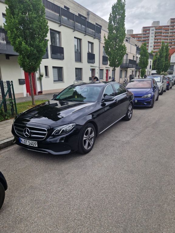 Schwarz Gebraucht 2018 Mercedes E200 Limousine | 28.900 € (Fairer Preis) - Bild 1/4