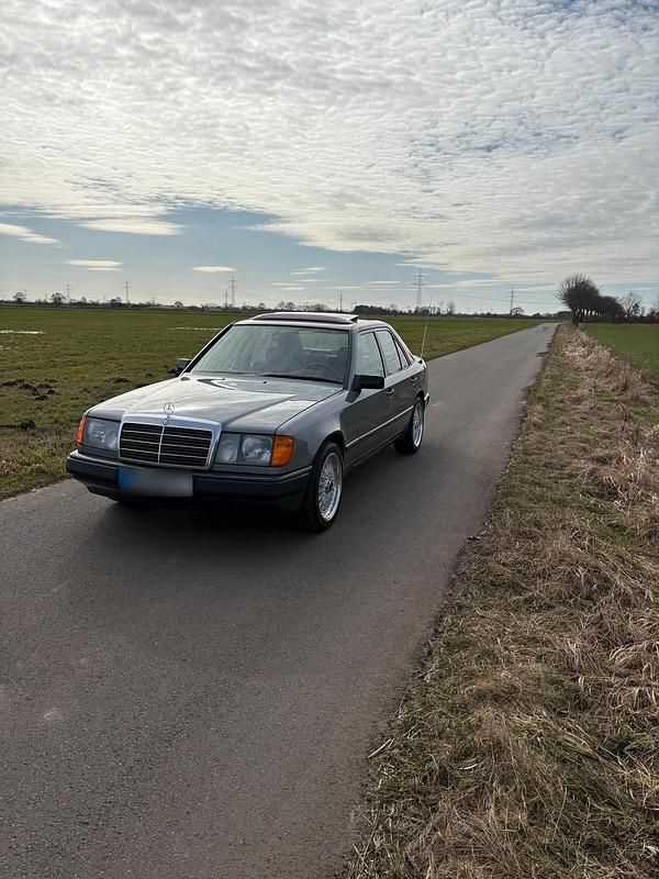 Gebraucht Mercedes E230 132 PS (97 kW) 1989 Grau Limousine