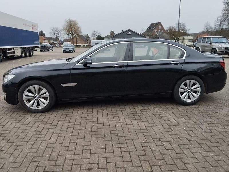 Gebraucht BMW 750 Exclusive 381 PS (280 kW) 2015 Beige Limousine