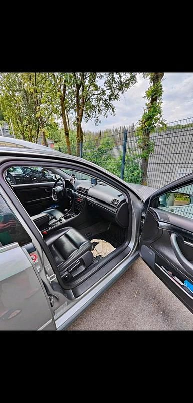 Grau Gebraucht 2001 Audi A4 Kombi | 1.000 € (Superpreis) - Bild 1/4