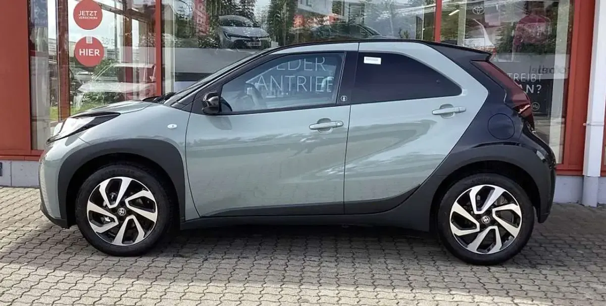 Neu Toyota Aygo X 72 PS (52 kW) 2025 Urban khaki / night sky black SUV